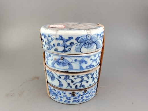 青花花卉套盒