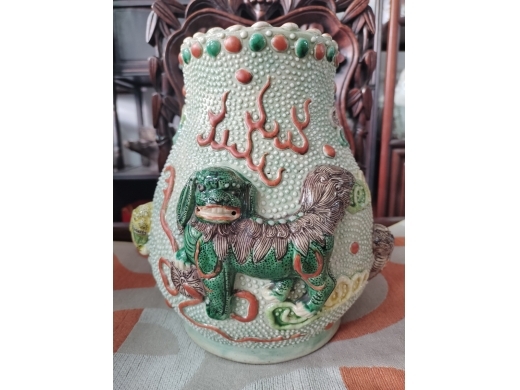 清代雕瓷狮子瓶