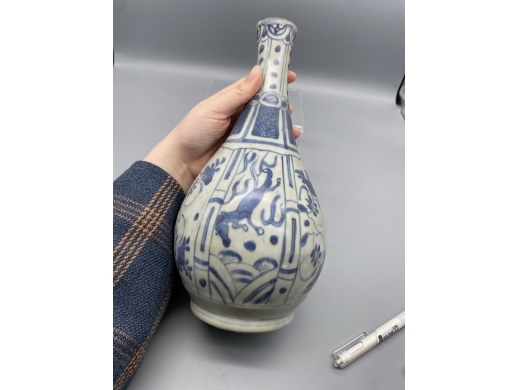 青花花卉海兽纹胆瓶
