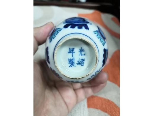 斗彩博古纹杯