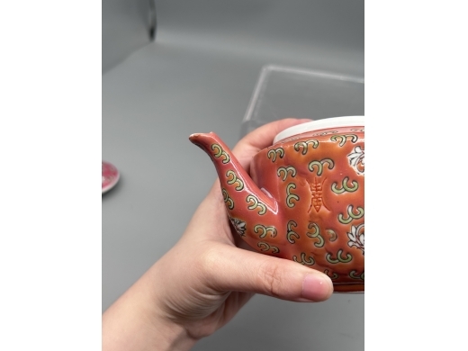 胭脂地粉彩西番莲福寿茶壶