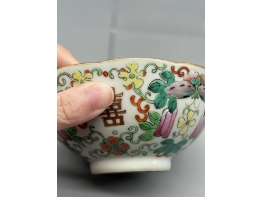 粉彩瓜瓞绵绵纹花口碗