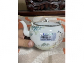 粉彩人物茶壶