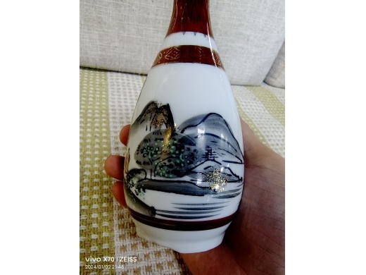 日瓷山水酒壶