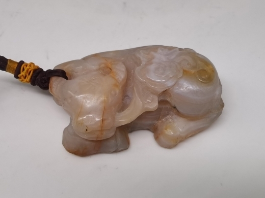 玛瑙雕灵羊献瑞把件
