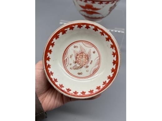 矾红描金福寿纹盖碗