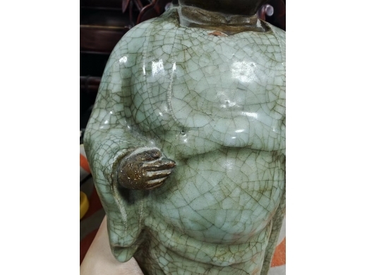 哥釉瓷人物