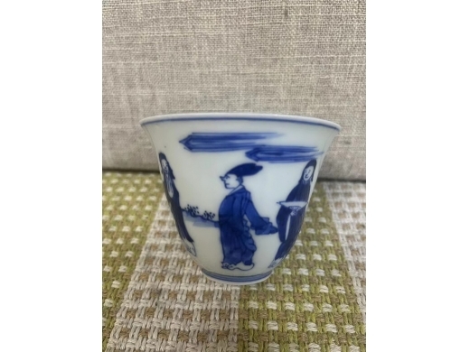大明成化年制款青花人物杯