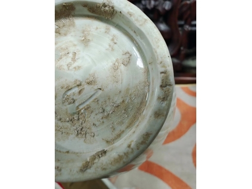 定窑白釉暗刻盘口瓶