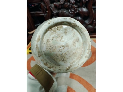 定窑白釉暗刻盘口瓶