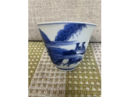 大明成化年制款青花人物杯
