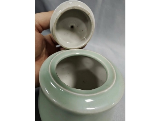 豆青釉暗刻茶叶罐