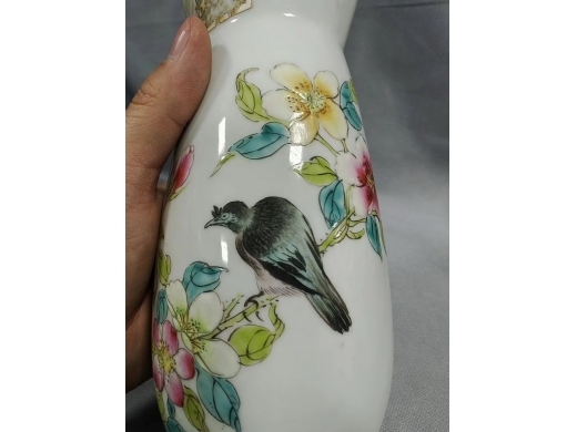 慎德堂制款粉彩花鸟瓶