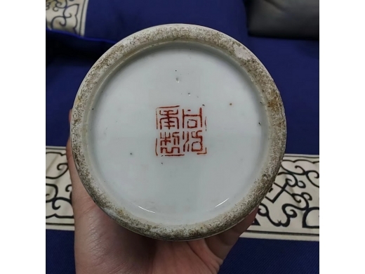 同治年制款狮子瓶