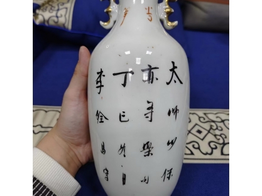 同治年制款狮子瓶