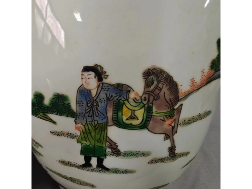大清康熙年制款五彩人物蒜头瓶