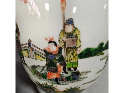 大清康熙年制款五彩人物蒜头瓶
