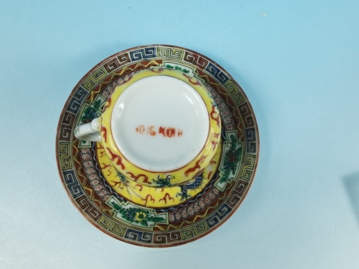 黄地粉彩龙纹耳杯碟2
