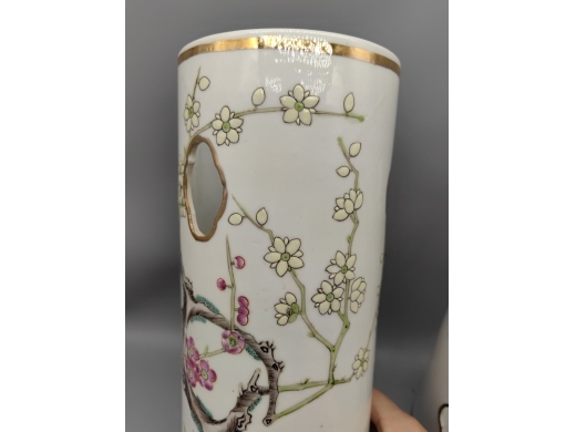 粉彩开窗折枝梅花帽筒
