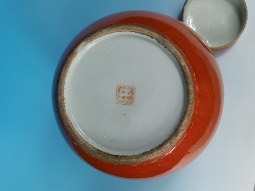 珊瑚红地留白描金松鹤延年大罐