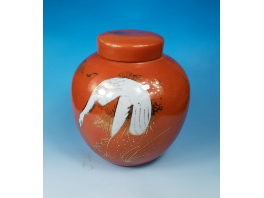 珊瑚红地留白描金松鹤延年大罐
