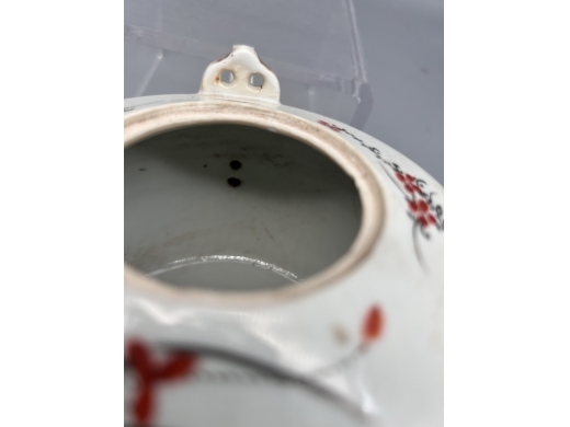 粉彩人物瓜楞茶壶