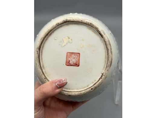 粉彩人物瓜楞茶壶