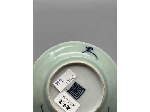 豆地青花淡描花蝶纹碟