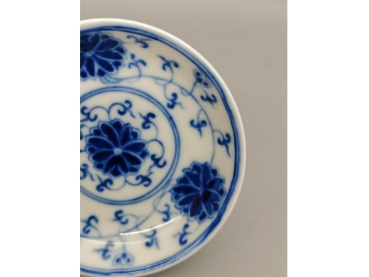 青花缠枝花小碟