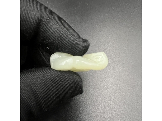 玉雕猴形挂件