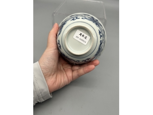 青花花卉纹盖碗