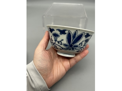 青花花卉纹盖碗