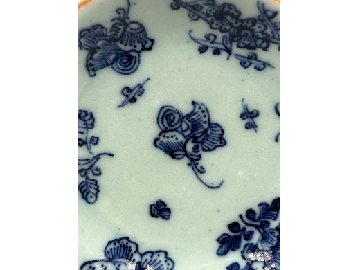 豆地青花淡描花蝶纹碟