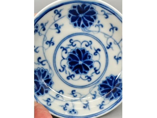 青花缠枝花小碟