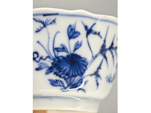 青花花卉花口杯