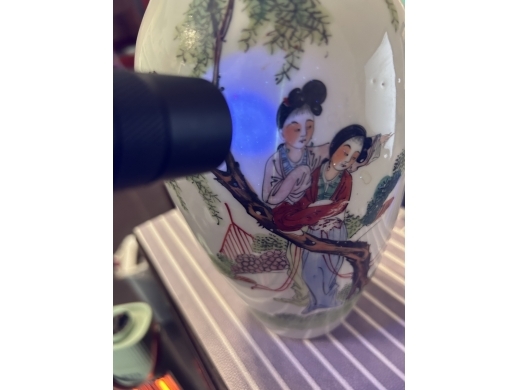 粉彩侍女纹瓶