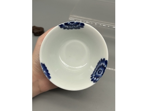 青花团菊纹茶盏