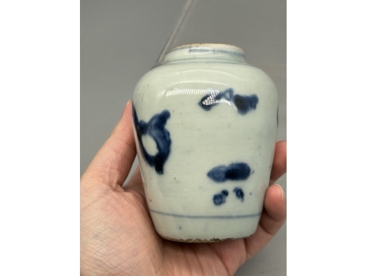 青花花卉纹罐