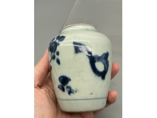 青花花卉纹罐