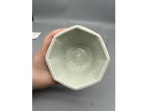白釉模印庭院人物八方茶盏