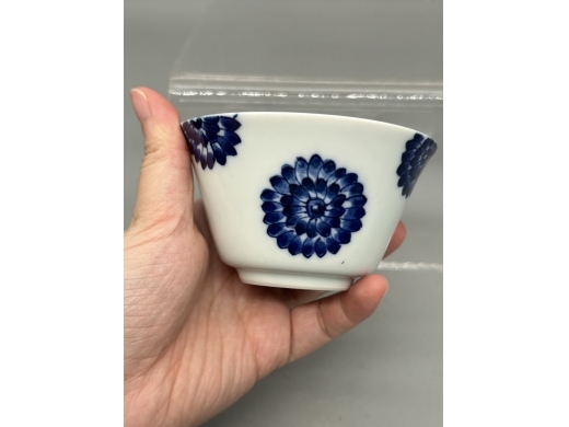 青花团菊纹茶盏