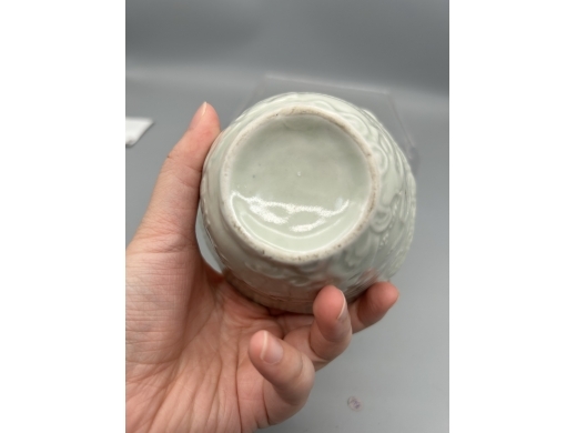 白釉模印庭院人物八方茶盏