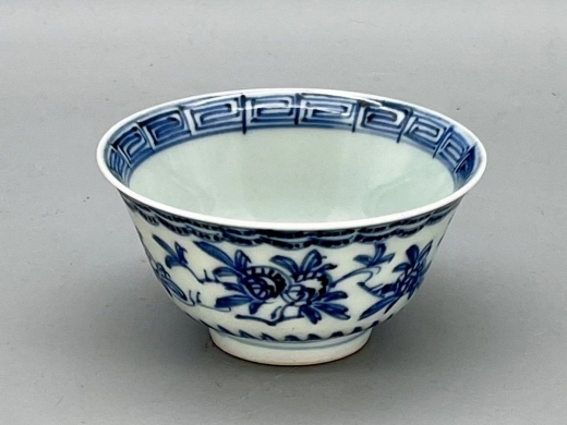 青花淡描三果纹茶盏