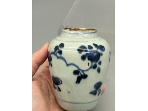 青花花卉纹罐