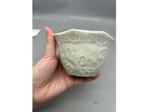 白釉模印庭院人物八方茶盏
