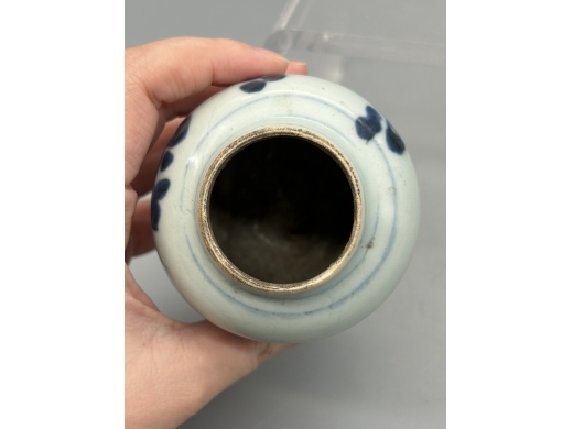 青花花卉纹罐