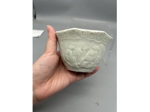 白釉模印庭院人物八方茶盏