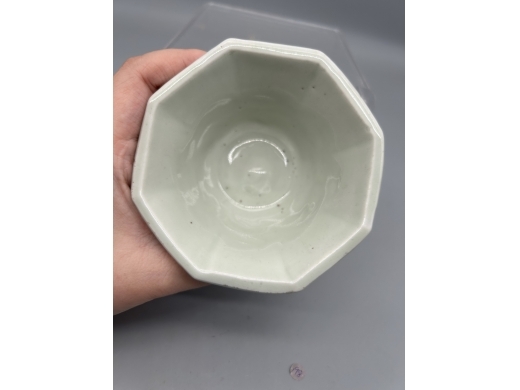 白釉模印庭院人物八方茶盏