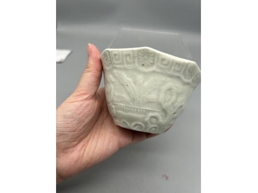 白釉模印庭院人物八方茶盏