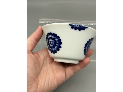 青花团菊纹茶盏